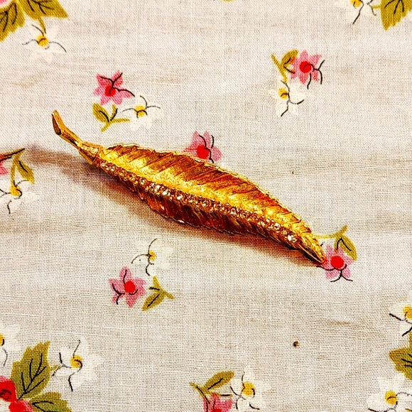 🪶Vintage 1980s Gold Feather Pin w/Rhintestone Spine ✒️ - Picture 1 of 5